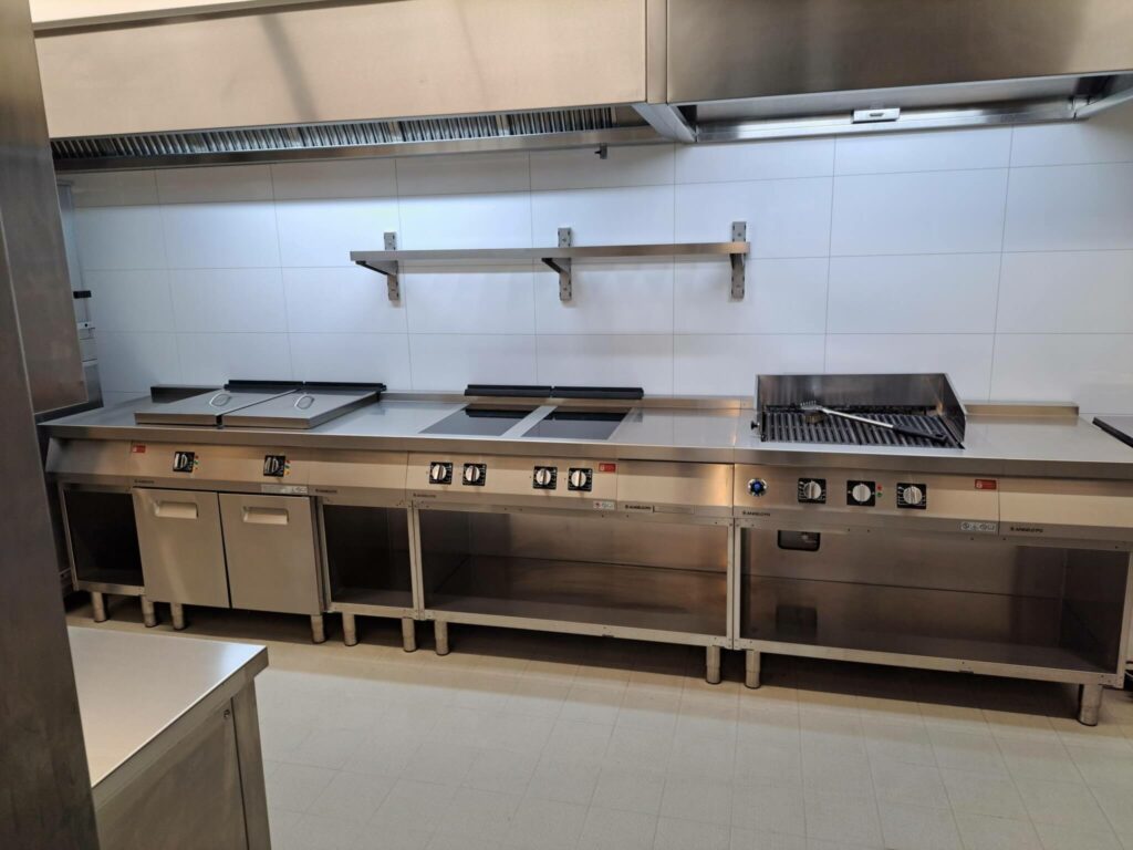 Installation cuisine professionelle pour le restaurant Um Hafen au Luxembourg signée Restotech