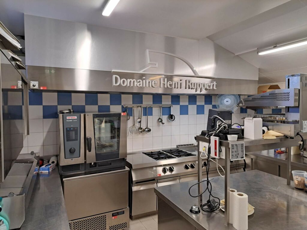 Cuisine professionnelle du Domaine Henri Ruppert réalisée par Restotech au Luxembourg.