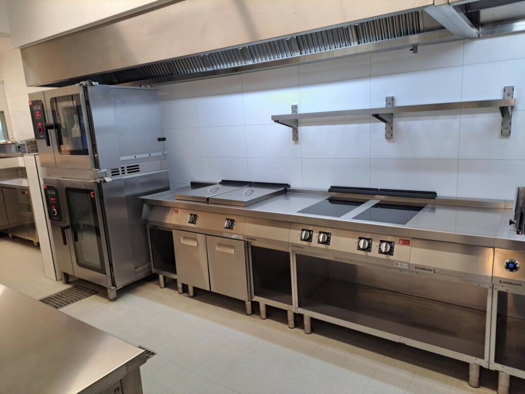 Fours professionnels de la cuisine du restaurant Um Hafen au Luxembourg.